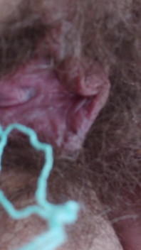 Mit Einem Tampon in Einer Haarigen Nahaufnahme Spielen