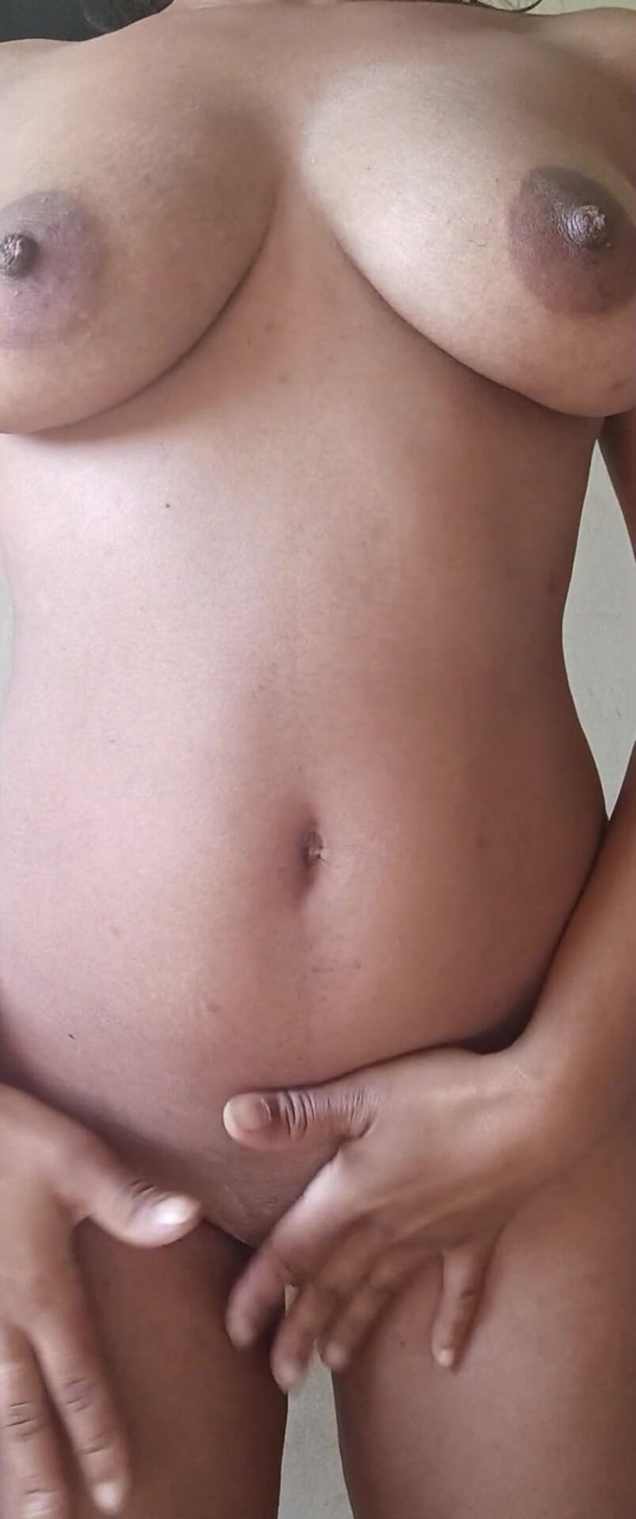 Victoriarating: Naughty Girl Twerking in Front of the Camera