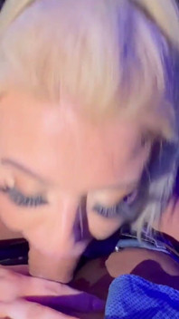 Chanel barbie si cewek super semok rambut pirang lagi asik nyepong kontol di klub malam