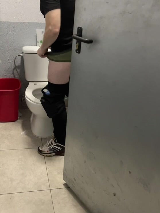 AmateurBoysPissing: 男孩打开小屋并发现朋友撒尿