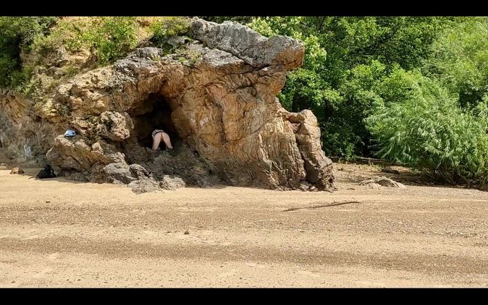 MissPopa: La ragazza ha osato correre nuda in spiaggia e mostrare...