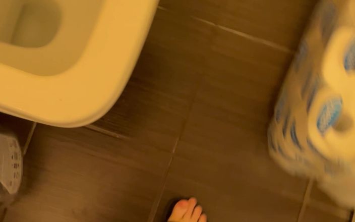 Feet: Füße in Flip-flops und gehen in Flip-flops