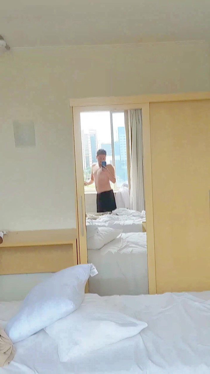 Marcosninfo: 我饥渴地醒来并在床上炫耀