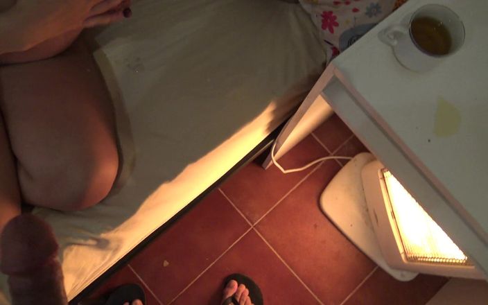 Stepmom Susan: Извращенная мачеха глотает сперму своих пасынок на завтрак