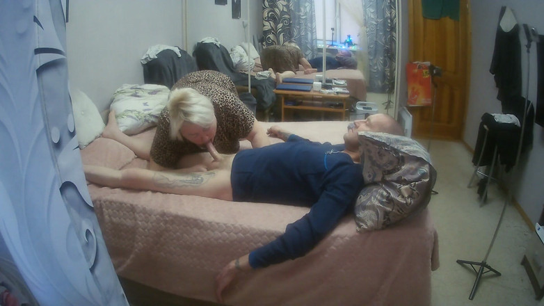 Zona901: 내 새엄마는 내 손 일을 방해하고, 나에게 깊은 오럴을주고 내 정액을 삼켜