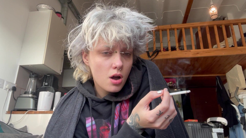 Glitterqueen1999: Süße goth raucht einen cig in einem hoodie, ohne make-up