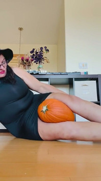 ¡Los muslos gordos sellan el destino de esta calabaza!