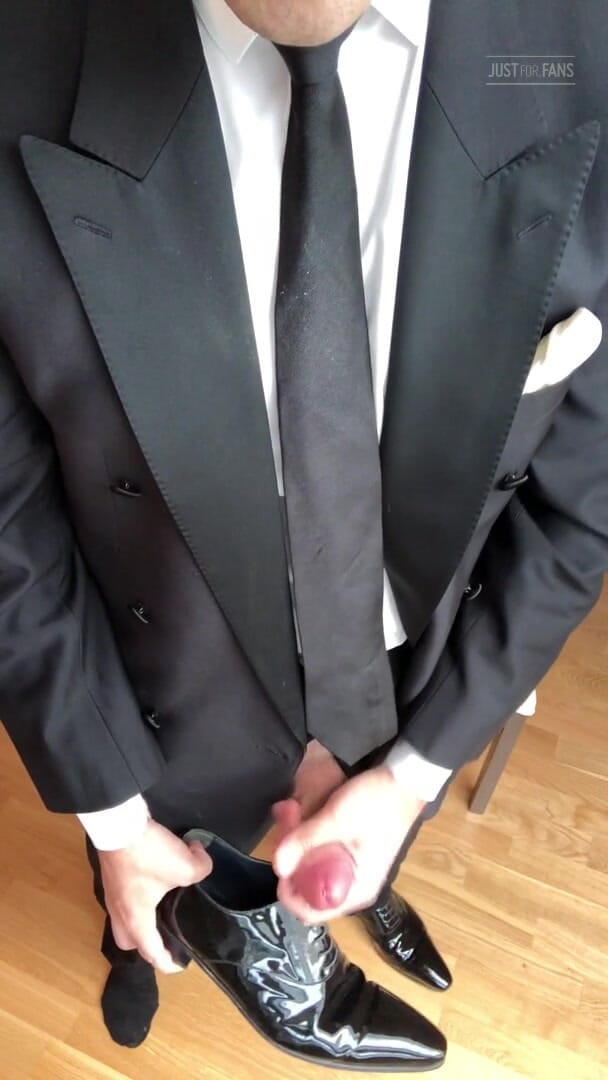 Master Shiny Shoes: Honění v černém obleku