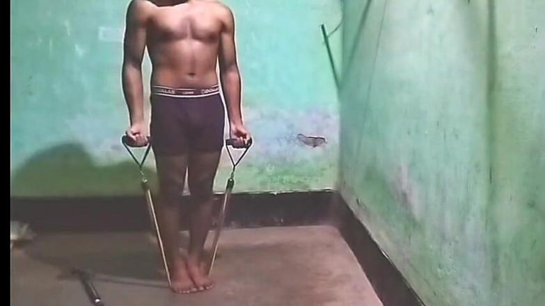 Desi Tits: Jeune garçon indien, bite après la gym