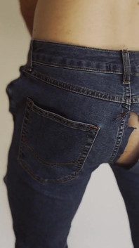 Tienerjongen danst en snijdt broek tot volledig naakt