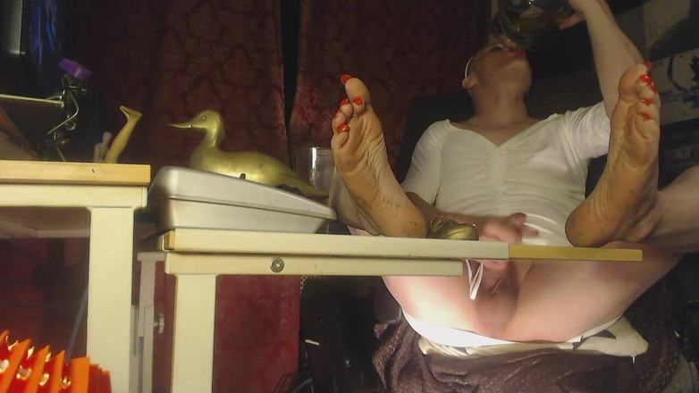 Lilly Disgrace: Пити сечу з глечика