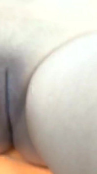 18歳になったばかりで、彼女の猫の中で終わりました、opssごめんなさい