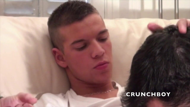 Crunch Boy: สาวหีโชว์สุดอลังการโดนเพื่อนชายตรงสองคนเย็ด
