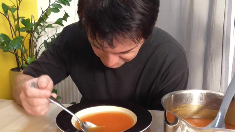 Femdom Austria: 오줌과 침을 섞은 수프 먹이주기