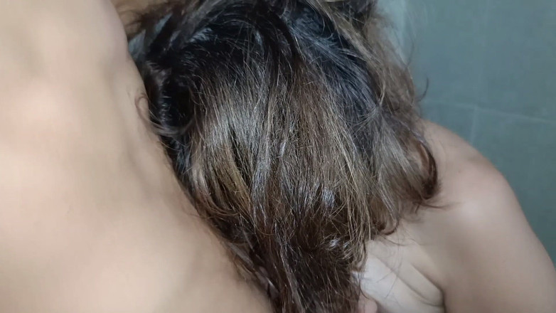 Jovencandelita: 私は継母がバスルームで自慰をしているのを見つけ、彼女のジューシーな膣の中で大きなチンポでしっかり抱いてしまいました