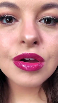 Faible pour mes lèvres pulpeuses - Sydney Screams, déesse séduisante du rouge à lèvres, pousse ton rouge à lèvres encore plus loin que vous devenez plus