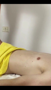 Maségka svádí svého klienta nohama