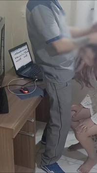 La casalinga a casa da sola riceve un uomo manutenzione!