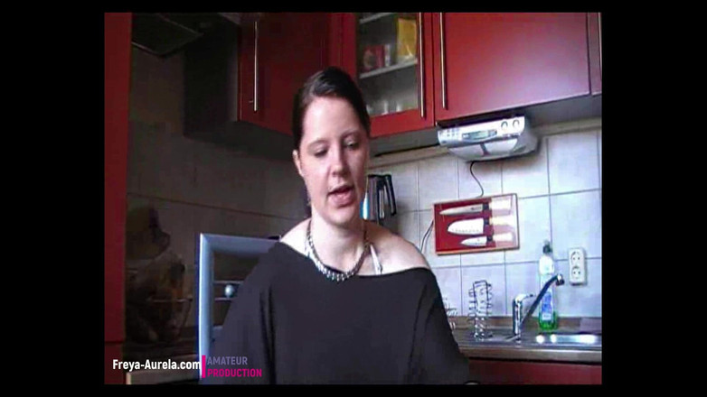 Sinika Skara: Prywatna taśma domowa - Kiedy Palenie Przychodzi Mi Sikać