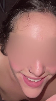 Nachtclubmeid berijdt pik voor sperma in het gezicht