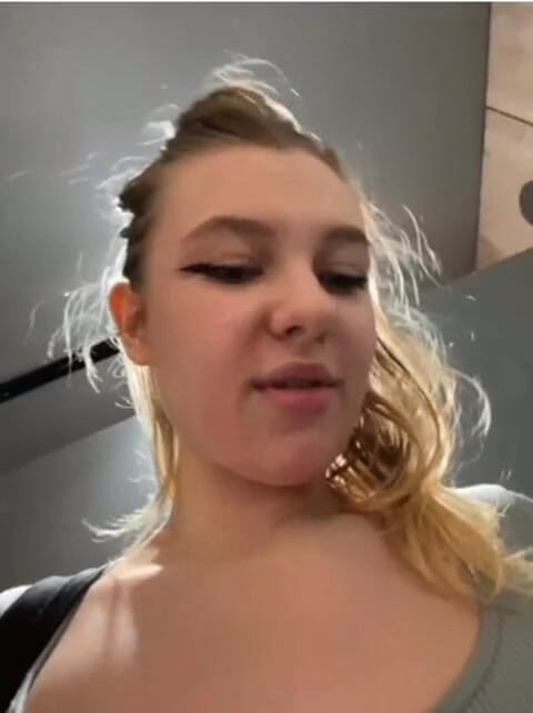 JuiceLussie: Extrem sprutning. Sitter på cam och fingrar anal