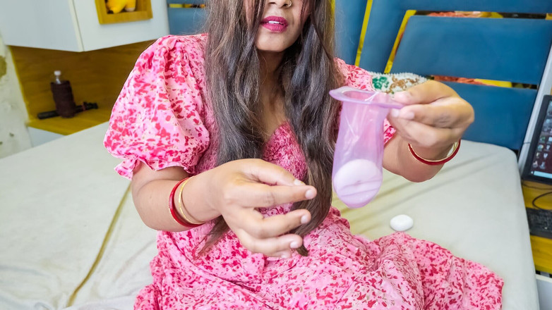 pinki_cute: Vacker Desi Mallu Bhabhi beställde kvinnlig kondom och knullad av...