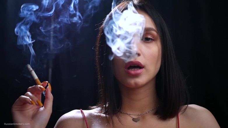 Russian Smokers: Kırmızılı seksi bayan iki 100 mm kırmızı sigara içiyor