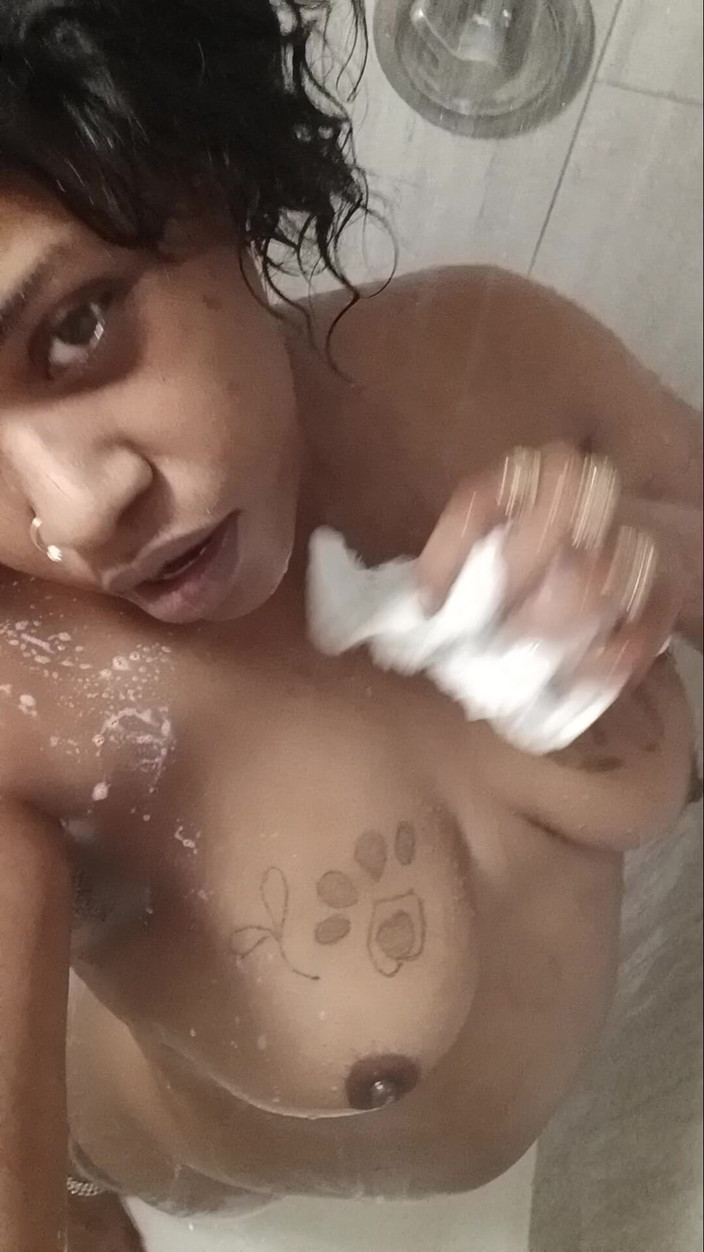 Duxxxk3000: Cámara atrapada mientras se ducha