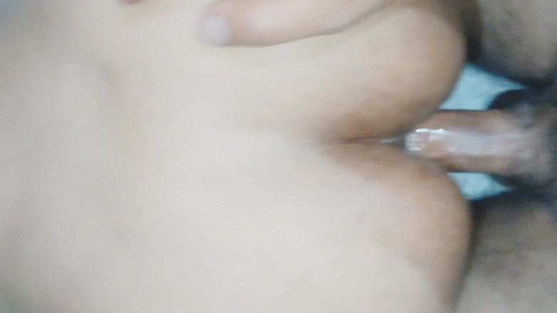 Sexy_girl_nehu: Bhabhi Šukání zadku švagrové poté, co na něj nanesla olej. Švagrová je velmi...