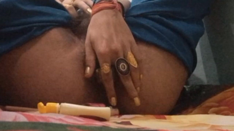 hornytrans: Indiana crossdresser usando tinta de unha para anal como vibrador