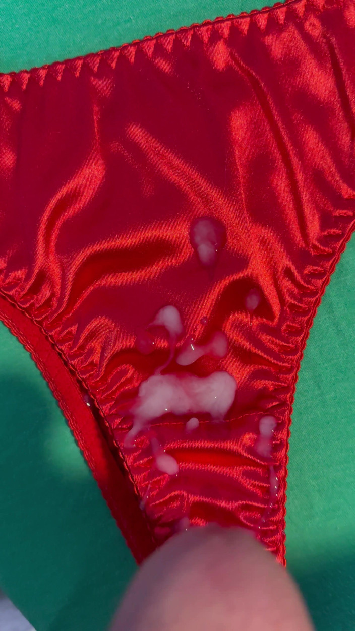 CumDaily: Éjaculation sur la culotte de ma femme 15