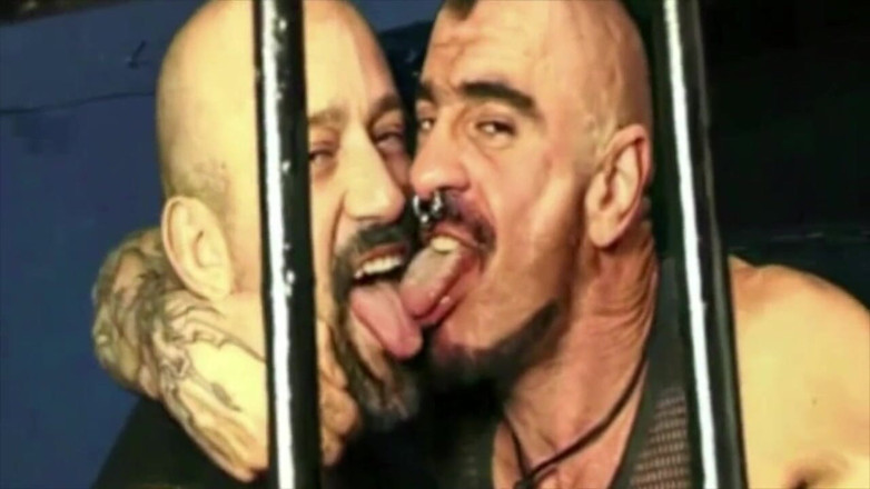 Crunch Boy: Petrecere sexuală în 3 într-un club din Barcelona