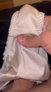 X La belle-mère jouit dans sa culotte en satin