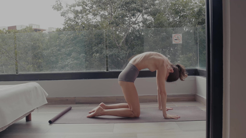 Gina Gerson: Nacktes Yoga auf dem Balkon