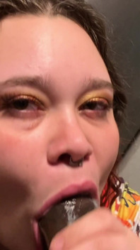 Katt Staxxx & Ahanu Reed z něj vysát sperma, než mu podává jídlo !!