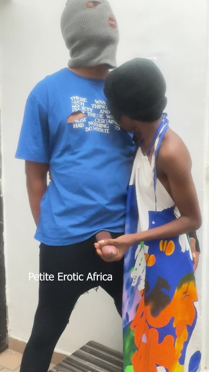 Petite Erotic Africa: Femeie slabă care penetrează din picioare