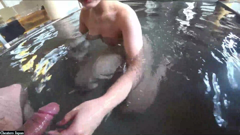 A case of fling: Peituda beleza fica molhada em privado Onsen