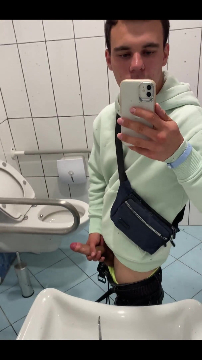 Max_Russell: 我不能错过在厕所自慰的机会