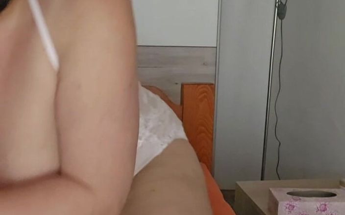 Busty Al: Tante semok amatir yang lagi sange berat di webcam