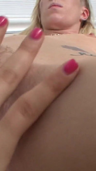 สาวผมบลอนด์กับผมน้ำตาลจูบและเลียกัน