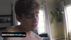 Brother Crush: 热辣的壮男在足球练习后释放了紧张情绪，并射在他继兄弟的菊花上