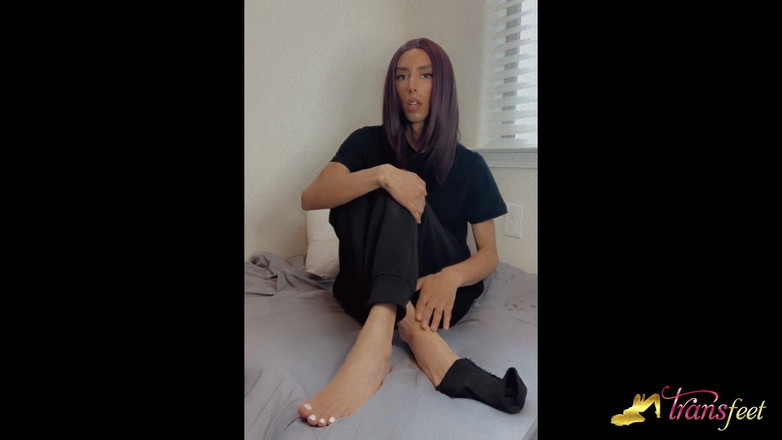 Trans and Cross-Dressers Feet: 그녀의 거대한 자지와 딜도에 그녀의 아름다운 사용을 좋아하는 슬림하고 섹시한 갈색 머리 Shemale Dawn Rivera