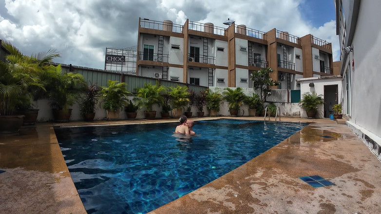 SkinnyWithAHugeDick: Sfw chơi trong hồ bơi của chúng tôi
