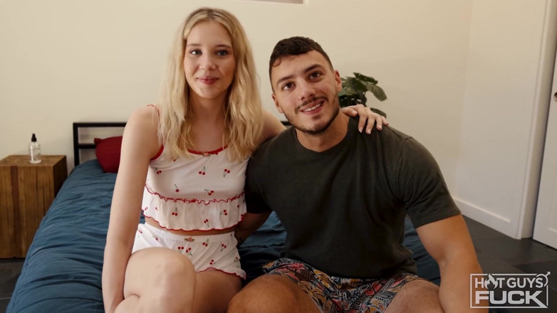 Hot Guys Fuck: Boboci blonde cu pizdă strâmtă îi adoră pe băieții Buff.
