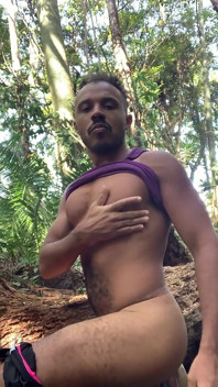 Lelaki hitam panas memancut mani di dalam hutan