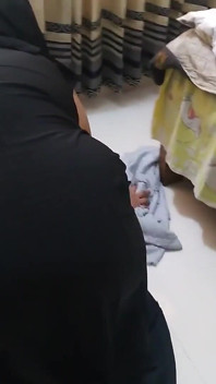 Mẹ kế nóng bỏng đụ con trai riêng không có bao cao su trong khi dọn dẹp nhà cửa, xuất tinh bên trong đít bự