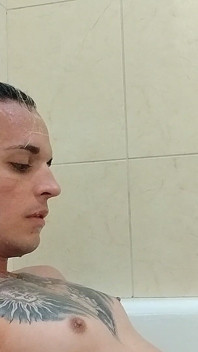 Aku lagi asik mandi sambil kencing!