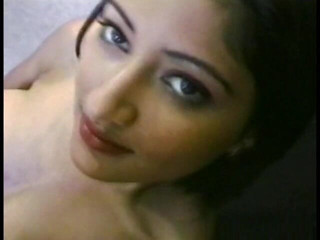 Girls Download Porn: Awek comel India menghisap zakar