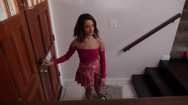 Girlfriends Films: Elsa Jean usa il suo corpo per aiutare l'amica con...