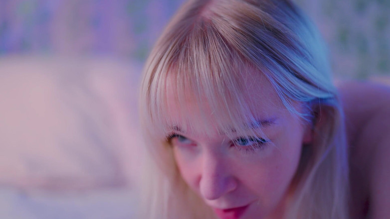 Jolie Lyon: Madrasta deixa enteado ligar doente em uma condição